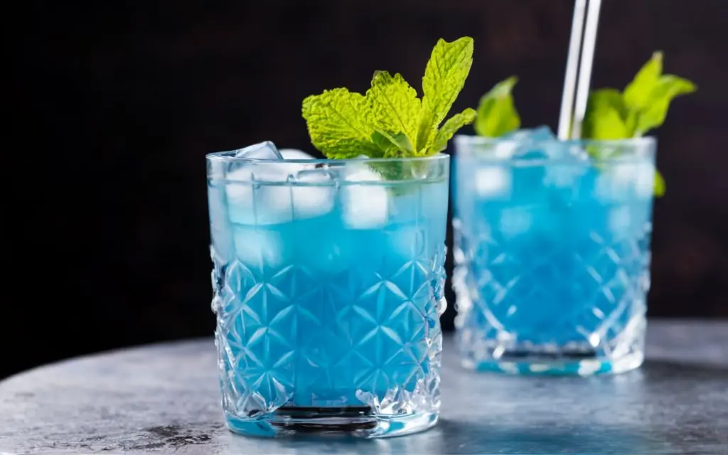 Blue_lagon_cocktail_dans_un_verre_a_pied.webp